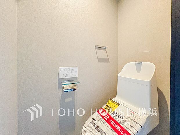 換気と明るさに配慮した、清潔感溢れるトイレ。落ち着いた空間で安らぎのひとときをお過ごしいただけます。