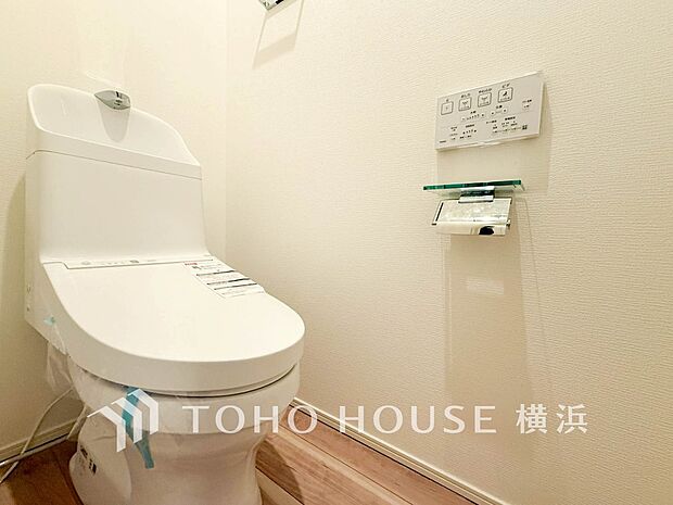 清潔感溢れるトイレ。落ち着いた空間で安らぎのひとときをお過ごしいただけます。