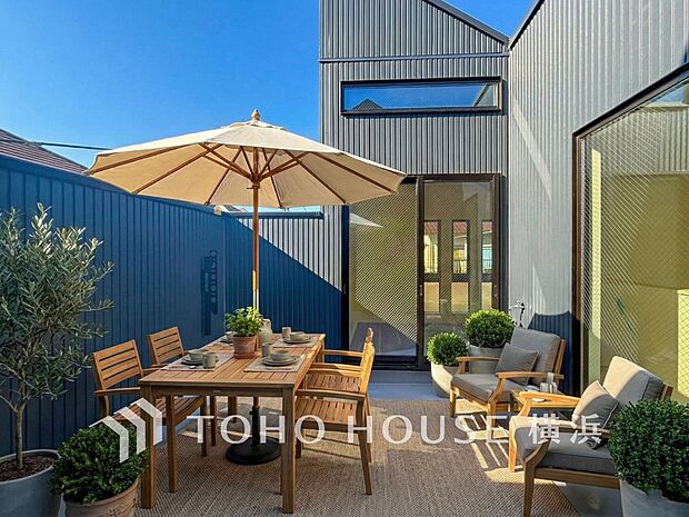 青空が輝く日には、陽だまりのテラスをアウトリビングとして。(家具はAI加工です)