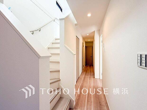 各フロアを結ぶ階段。集いの空間と一人の時間を楽しむプライベートルームをバランスよく繋いでいます。