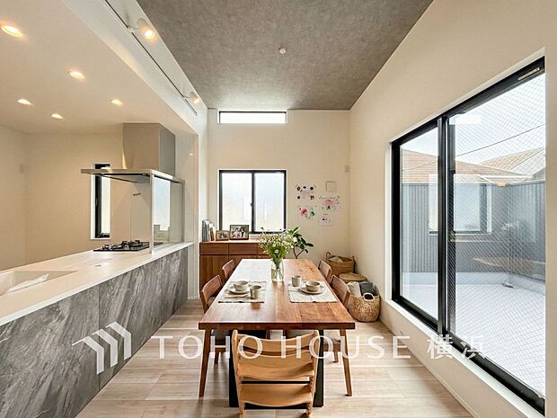 豊かな光が照らすこの場所は、ゆったりとした時間を過ごす場所。(家具はAI加工です)