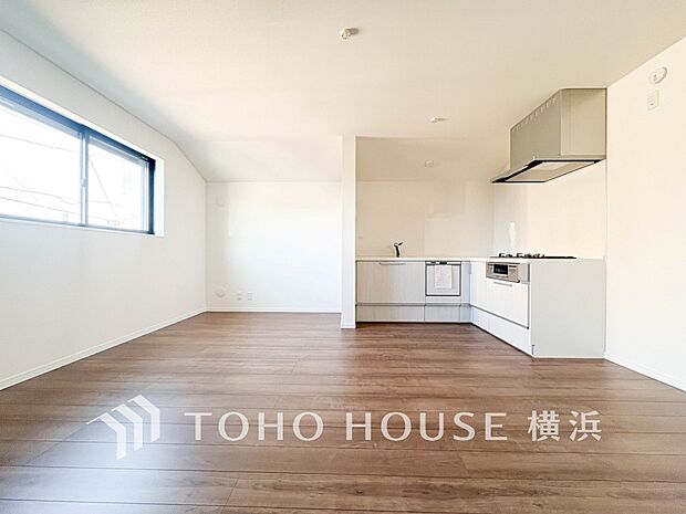 光と風が溢れる開放的なリビングダイニングには自然と家族みんなが集まってきます。