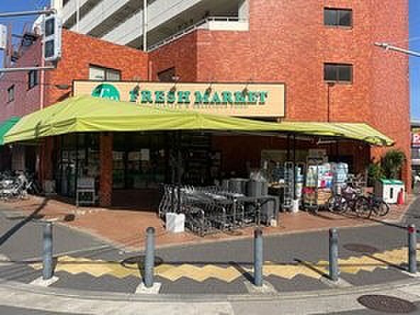 トップフレッシュマーケット岸根店 400m 毎日の食卓を彩る食料品が揃うスーパー。便利なお買い物宅配サービスもございます。