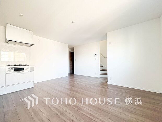 豊かな光が照らすこの場所は、たわいもない会話を楽しみ、ゆったりとした時間を過ごす場所。