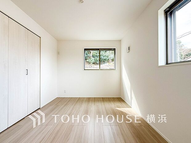 心地よい光と風があふれています。プライベートな自分時間を快適に過ごせるお部屋。