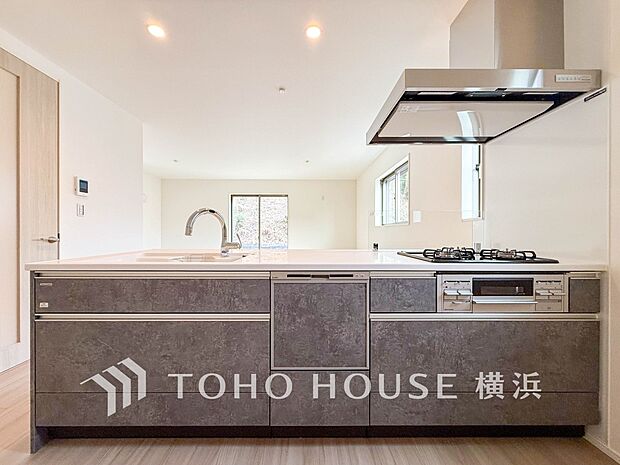 【システムキッチン】 対面式のシステムキッチン。収納量豊富なスライド式収納。調理スペースも広く、お料理もはかどります。