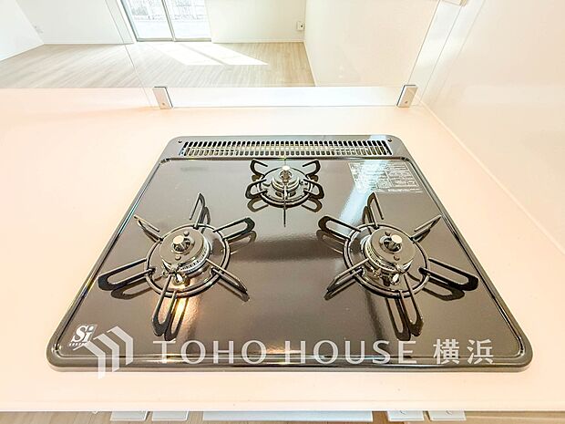 【三口ガスコンロ】 三口コンロで、お料理の効率もアップ。受け皿のないフラット天板で、お手入れもラクラク。