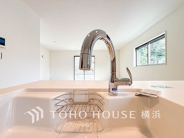 【浄水器一体型水栓】 シャワーヘッド内に内蔵されたカートリッジがカルキ・溶解性鉛・農薬・カビ臭などの不純物を低減。