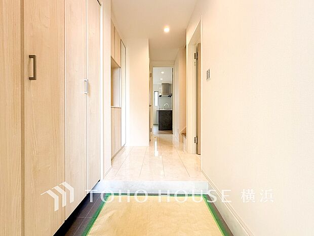 【シューズインクローゼット】 玄関をすっきり、シューズインクロークを完備。