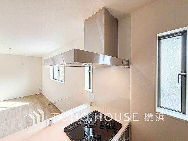 【レンジフード】 換気扇に比べ、煙や臭いを集める能力が高いレンジフードは、日々のお手入れが楽なのも魅力の一つ。