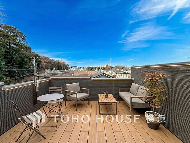 休日にまとめてお洗濯される方も安心のバルコニー。(家具・装飾品等はAI加工です)