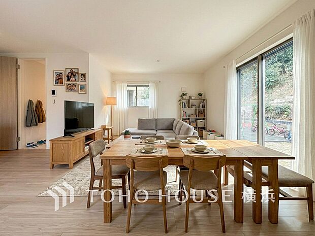 大きな窓から明るい陽射しが射し込む家族みんなの憩いの場。(家具・装飾品はAI加工です)