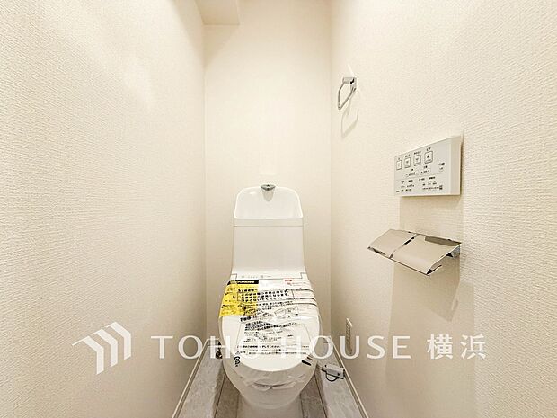 換気と明るさに配慮した、清潔感溢れるトイレ。落ち着いた空間で安らぎのひとときをお過ごしいただけます。