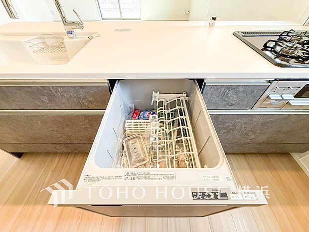 【食器洗浄乾燥機】 手洗いに比べ節水効果が高く、食器の洗浄から乾燥まで、食後の水仕事を軽減します。