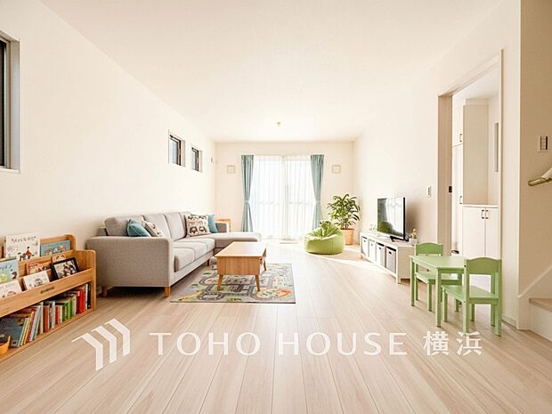 明るく開放的な空間が広がるLDK。室内には豊かな陽光が注ぎ込み、爽やかな住空間を演出。