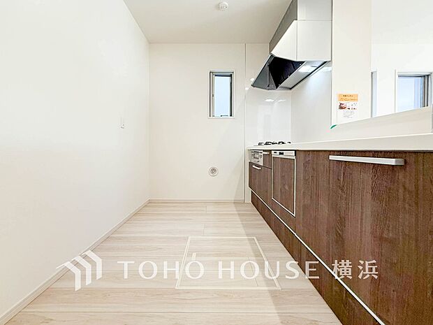 機能性とデザイン性を兼ね備えたシステムキッチン。リビングとの一体感も考慮され、美しい空間が実現。