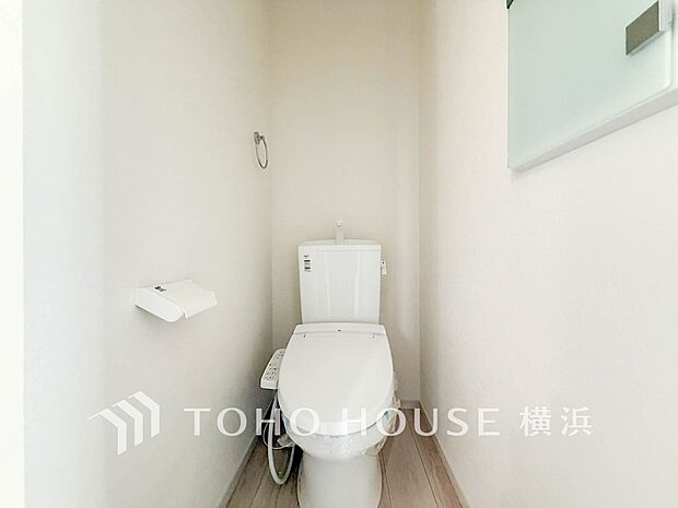 換気と明るさに配慮した、清潔感溢れるトイレ。落ち着いた空間で安らぎのひとときをお過ごしいただけます。