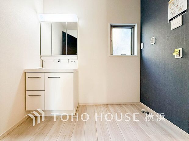 収納たっぷりの洗面台。毎朝身支度で活躍するスペースです。