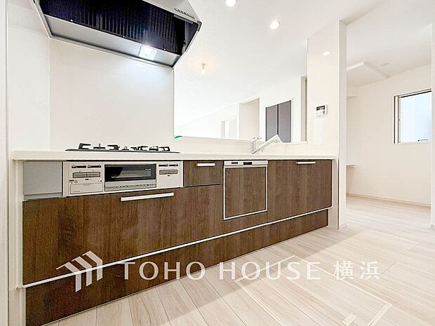 【システムキッチン】 キッチンに立ちながら家族の様子を見守ったり、家事動線が効率化されるメリットがあります。