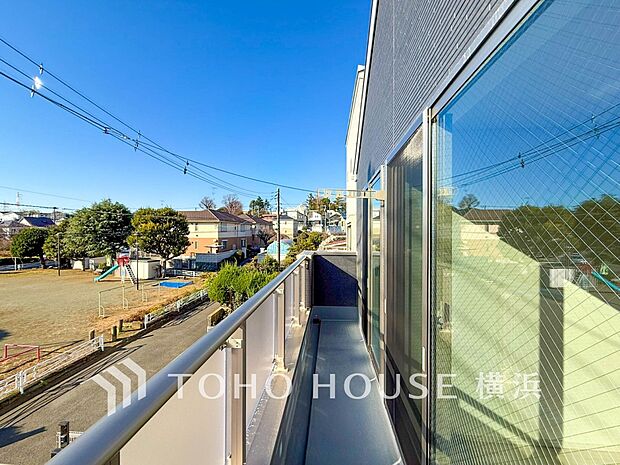 太陽の恵みをたっぷりと受けて、洗濯物も気持ちよく干せそうです。