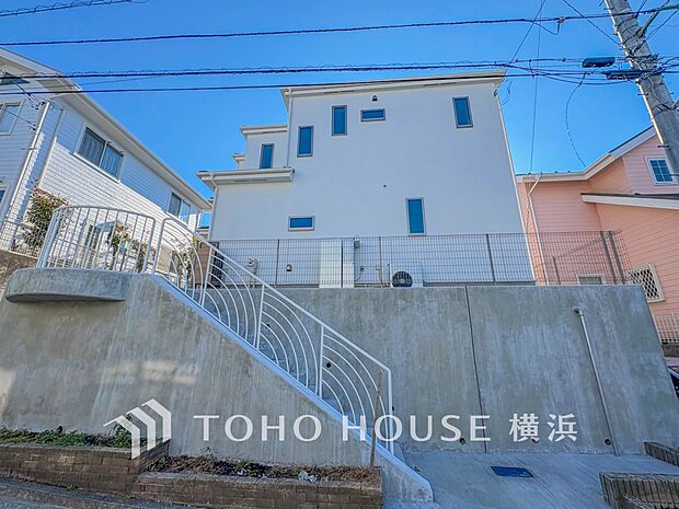 時代の流れに惑わされないシックなカラートーンで街並みに溶け込む外観。