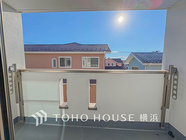 太陽の恵みをたっぷりと受けて、洗濯物も気持ちよく干せそうです。