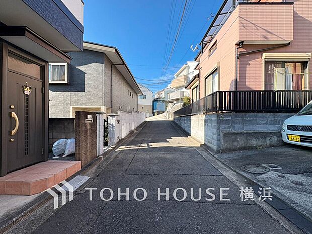 前面道路は交通量が少なく、お子様との散歩も安心。(2026年1月撮影)