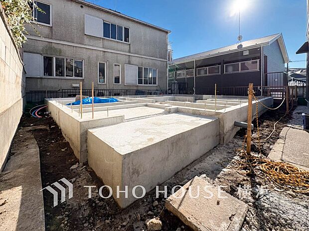 陽当りに恵まれ、心地よい光と風が溢れた敷地。(2026年1月撮影)