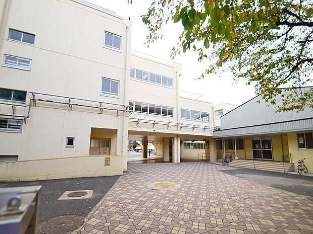 横浜市立寺尾小学校 600m 徒歩8分。小学校が近いのは子育てファミリーにもおすすめのポイント。