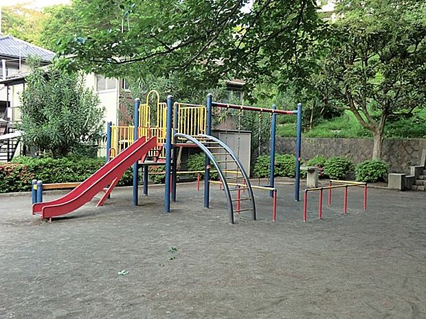 荒立公園 450m 斜面にある公園で、季節の花を楽しめます。ブランコなどの遊具もあります。