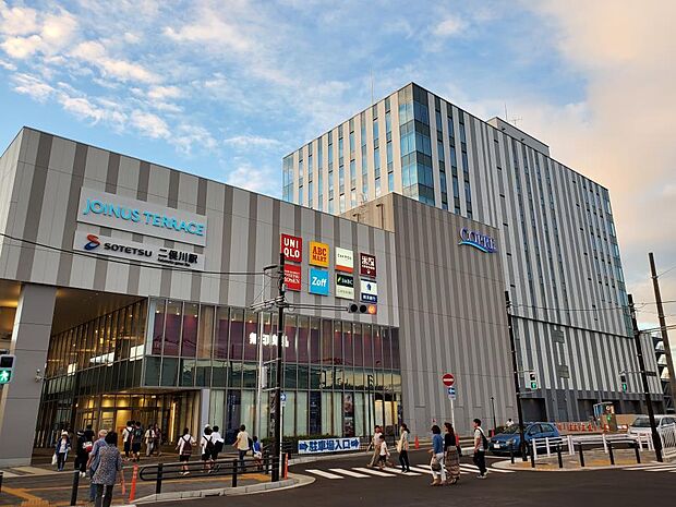 そうてつローゼンジョイナステラス二俣川店　650m　営業時間は6:00 〜 25:30。毎日の食卓を彩る食料品が品揃え豊富に揃います。 