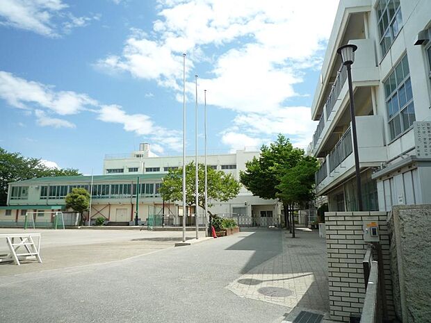 横浜市立二俣川小学校 600m 徒歩8分。小学校が近いのは子育てファミリーにもおすすめのポイント。