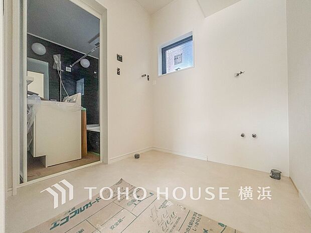 脱衣スペースを含む空間はゆとりの広さを設け、スッキリ保てます。（2026年1月撮影）