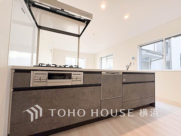 対面キッチンでリビングのご家族と会話を楽しみながらお料理できます。