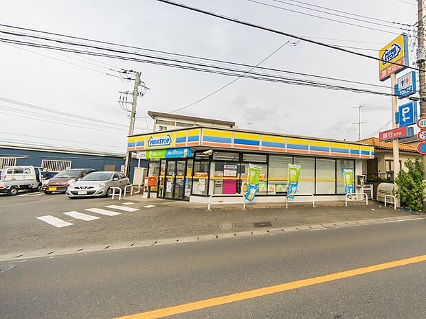 ミニストップ 泉新橋店 1200m 近くにあるとちょっとした買い物にも便利ですね。