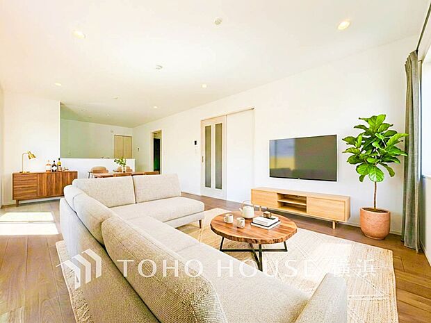 寛ぎとコミュニケーションを育む居心地のよい場所。(家具・装飾品はAI加工です)