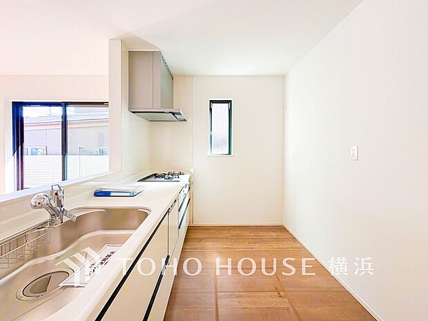 機能性とデザイン性を兼ね備えたシステムキッチン。リビングとの一体感も考慮され、美しい空間が実現。