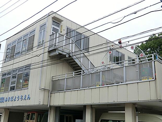 秋葉幼稚園　800m　緑に囲まれた自然豊かな環境です。クラブ活動など幼児の特技・個性の助長に力を入れています。 