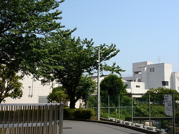 横浜市立秋葉中学校 750m