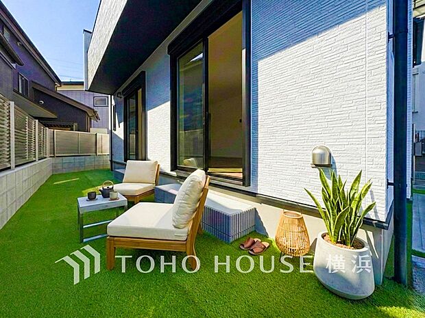 何気ない日常に彩りを加え、家族の笑顔が増えるお庭のある暮らし。(家具はAI加工です)