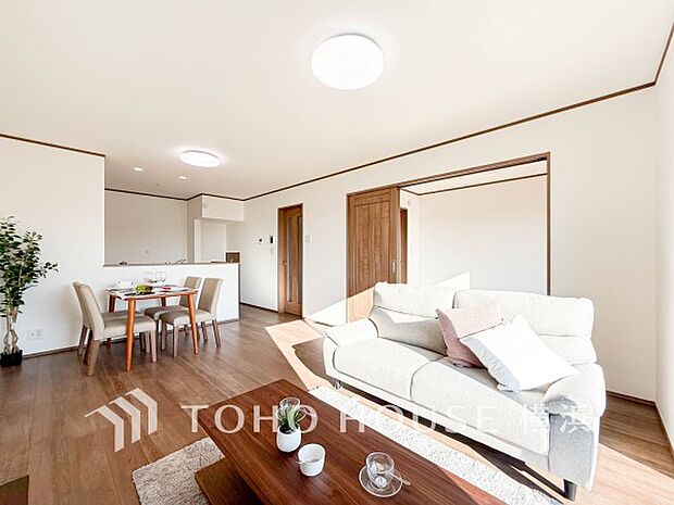 明るく開放的な空間が広がるLDK。室内には豊かな陽光が注ぎ込み、爽やかな住空間を演出。