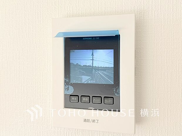 誰が来てもわかる様にモニター付きインターホンを設置。快適と安らぎを合わせた優しい設計。 