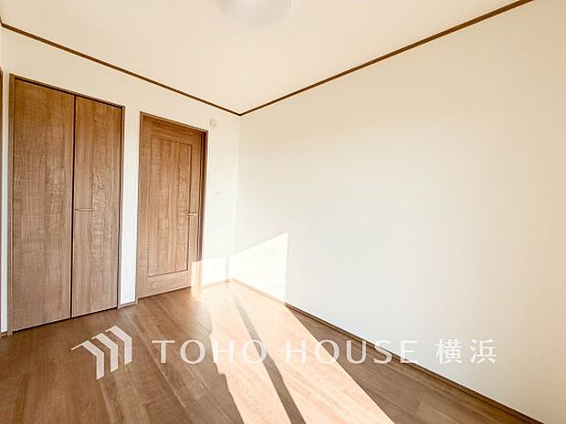 大きな窓で彩られた空間は、心地よい風と伸びやかな眺めを愉しむ特等席に。