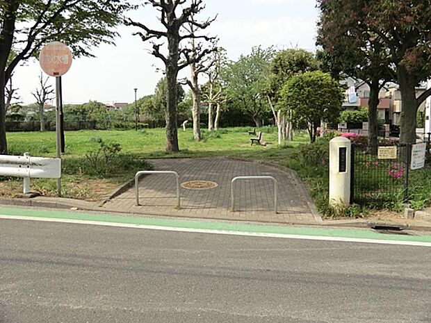 谷津坂第一公園　260m　芝生広場の一角の野原に、チューリップやヒヤシンスなどが色とりどりの花を咲かせる公園。 