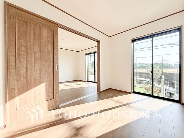 大きな窓で彩られた空間は、心地よい風と伸びやかな眺めを愉しむ特等席に。