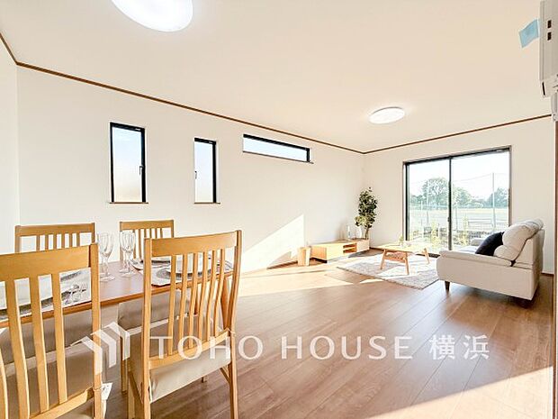 明るく開放的な空間が広がるLDK。室内には豊かな陽光が注ぎ込み、爽やかな住空間を演出。