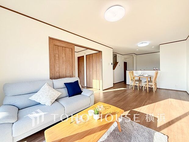 あたたかい日差しがたっぷり降り注ぐLDKは自然と家族の顔があかるい笑顔に。