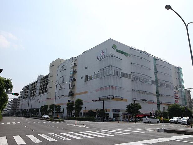 ノースポート・モール　1600m　駅からペデストリアンデッキで直結するファッションからグルメ・映画が楽しめるショッピングモール。 