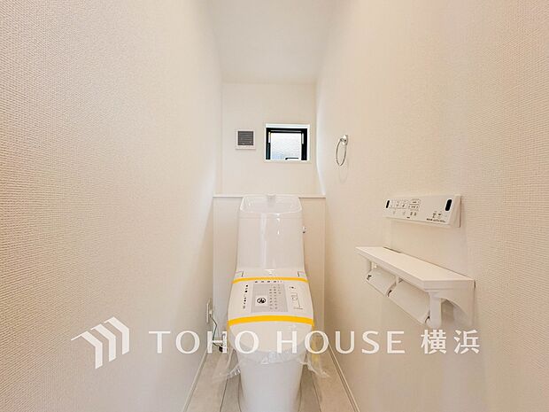 換気と明るさに配慮した、清潔感溢れるトイレ。落ち着いた空間で安らぎのひとときをお過ごしいただけます。
