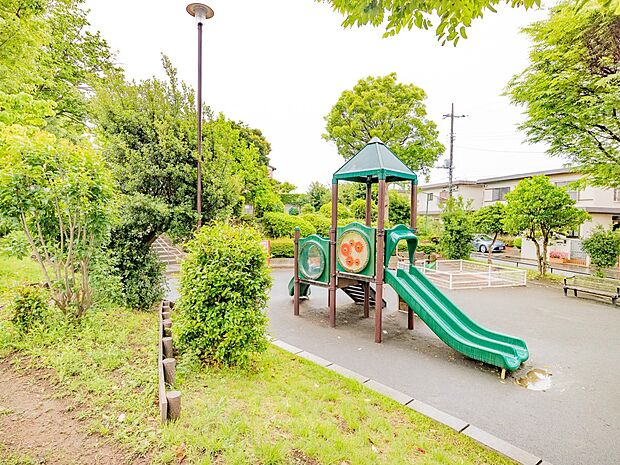 下永谷松原第二公園　230m　広場と遊具のある公園が2段になった奥行きのある公園。高台に位置し、風通しと眺めの良い公園です。 